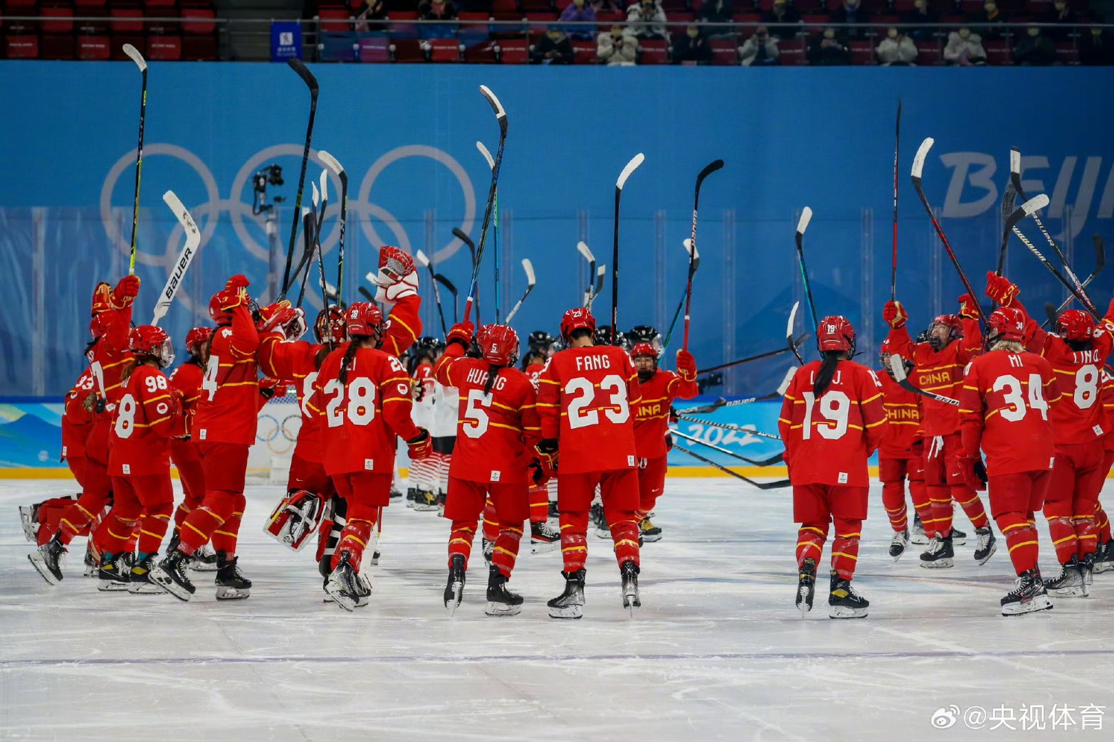 爱游戏娱乐-全球热议！冰球场外八卦引关注