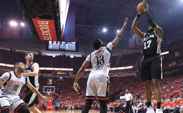 火箭主场遭遇惨败，球迷愤怒抗议