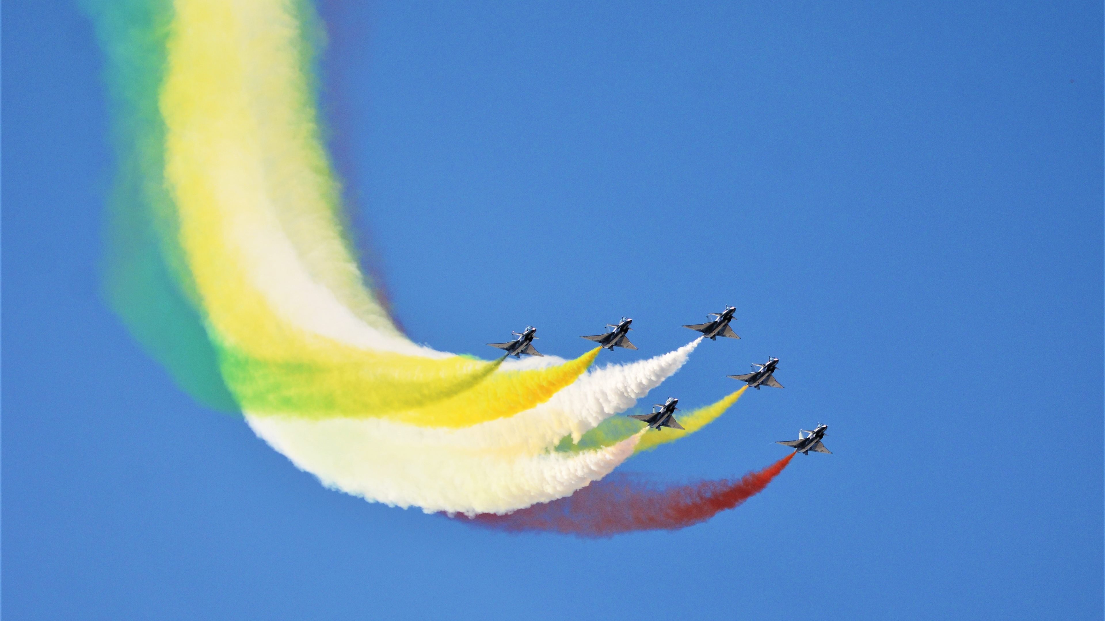 风暴与落叶，雷诺横扫哈斯，塞恩斯闪电点燃赛场